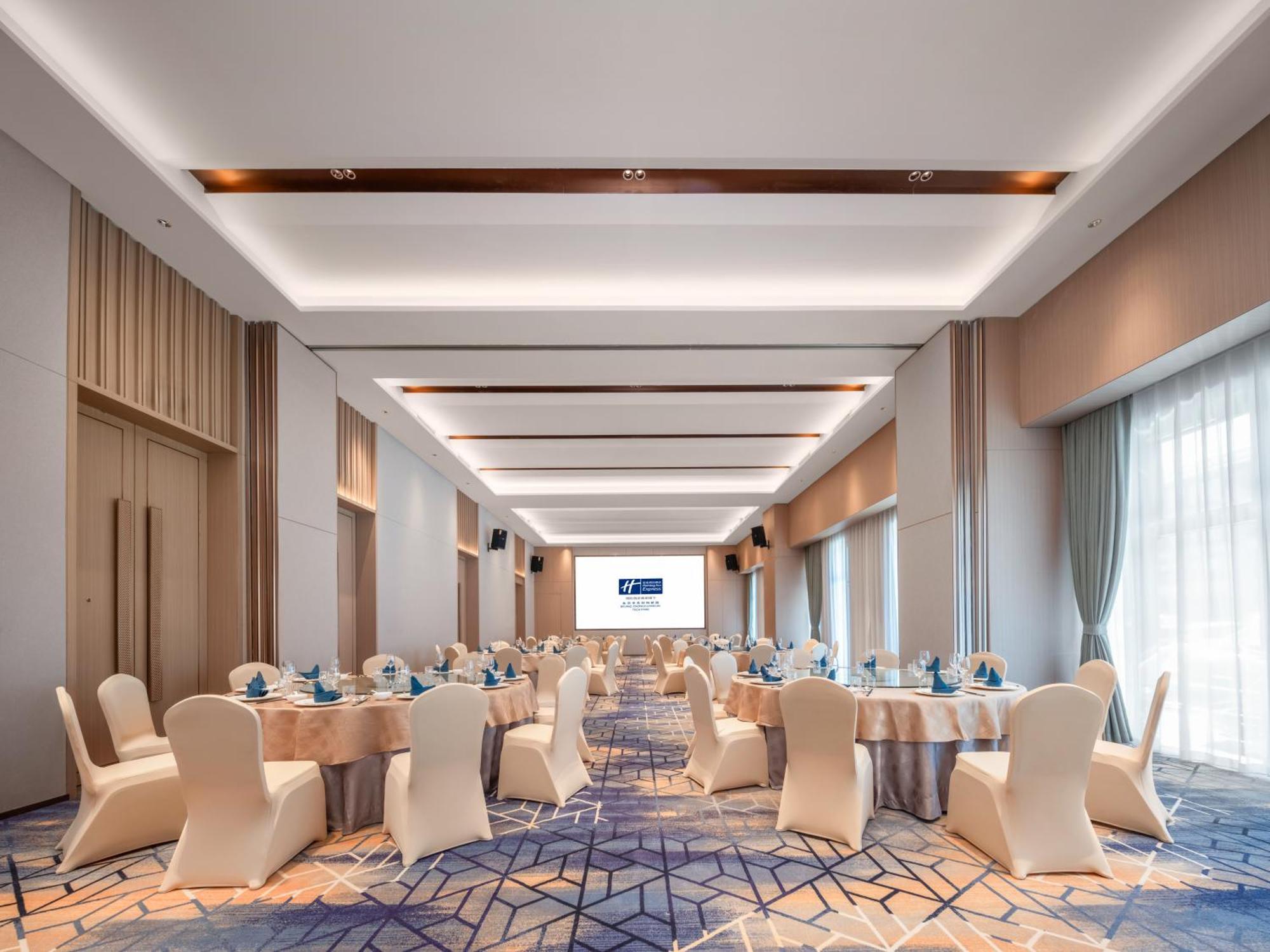 Express Zhongguancun Tech Park By Ihg L Next To Yuanmingyuan Park & Sport L Taxi 10 Minutes To Summer Palace & & Tsinghua L 20 Minutes To Badaling Great By High-speed Railway