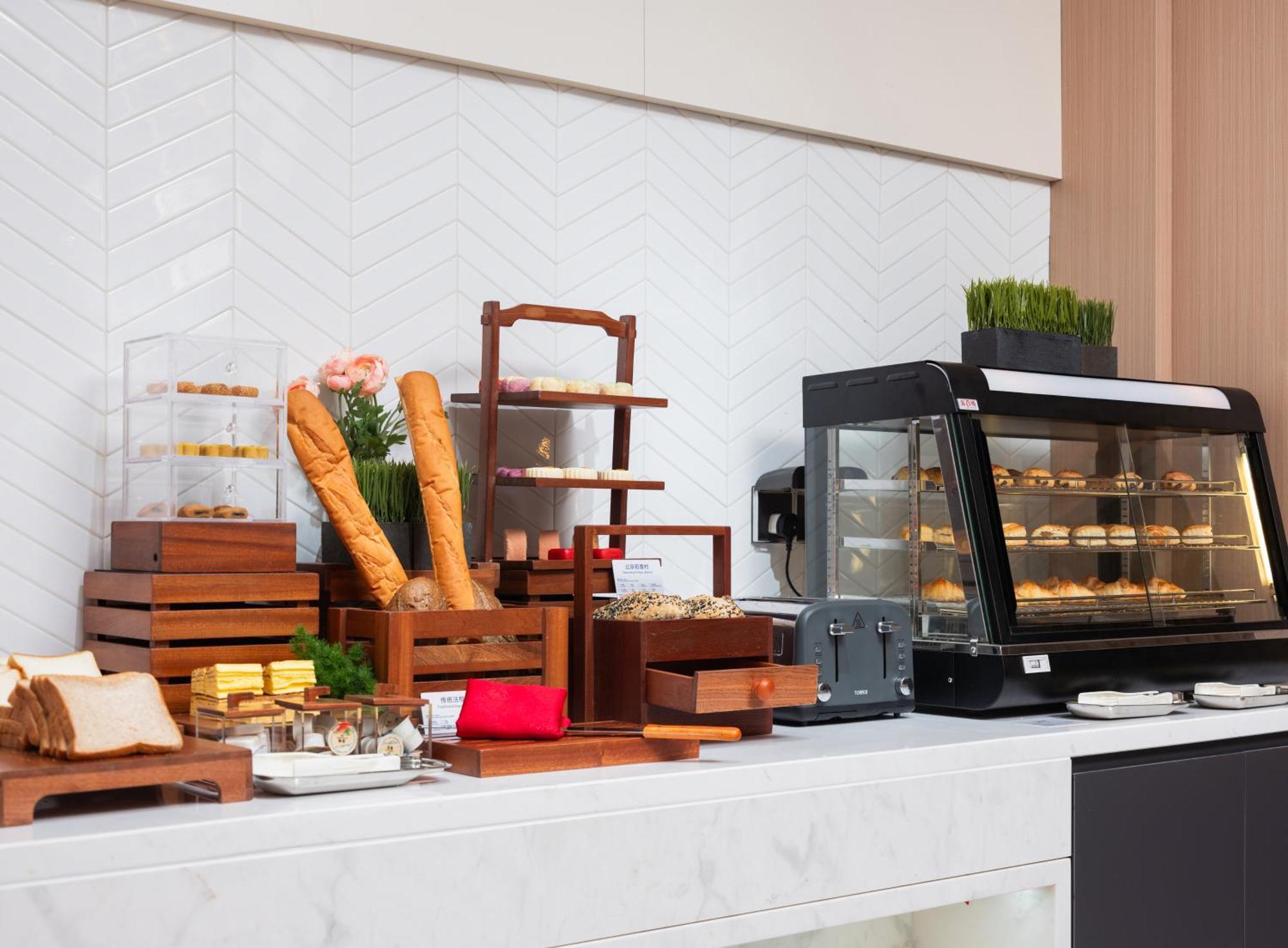 Express Zhongguancun Tech Park By Ihg L Next To Yuanmingyuan Park & Sport L Taxi 10 Minutes To Summer Palace & & Tsinghua L 20 Minutes To Badaling Great By High-speed Railway Hotel Beijing