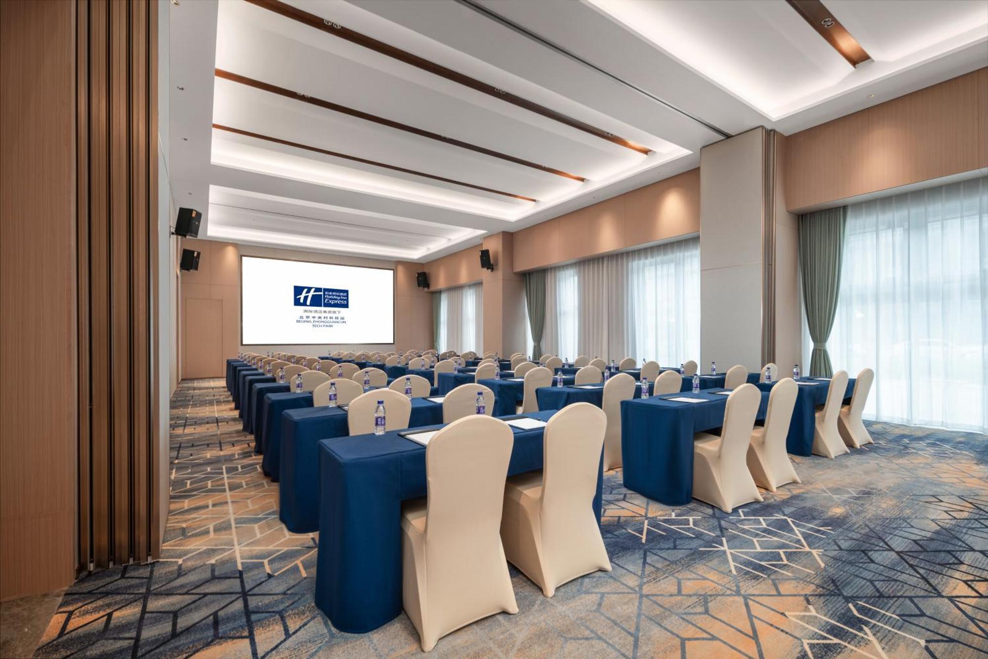 Express Zhongguancun Tech Park By Ihg L Next To Yuanmingyuan Park & Sport L Taxi 10 Minutes To Summer Palace & & Tsinghua L 20 Minutes To Badaling Great By High-speed Railway Hotel 4*