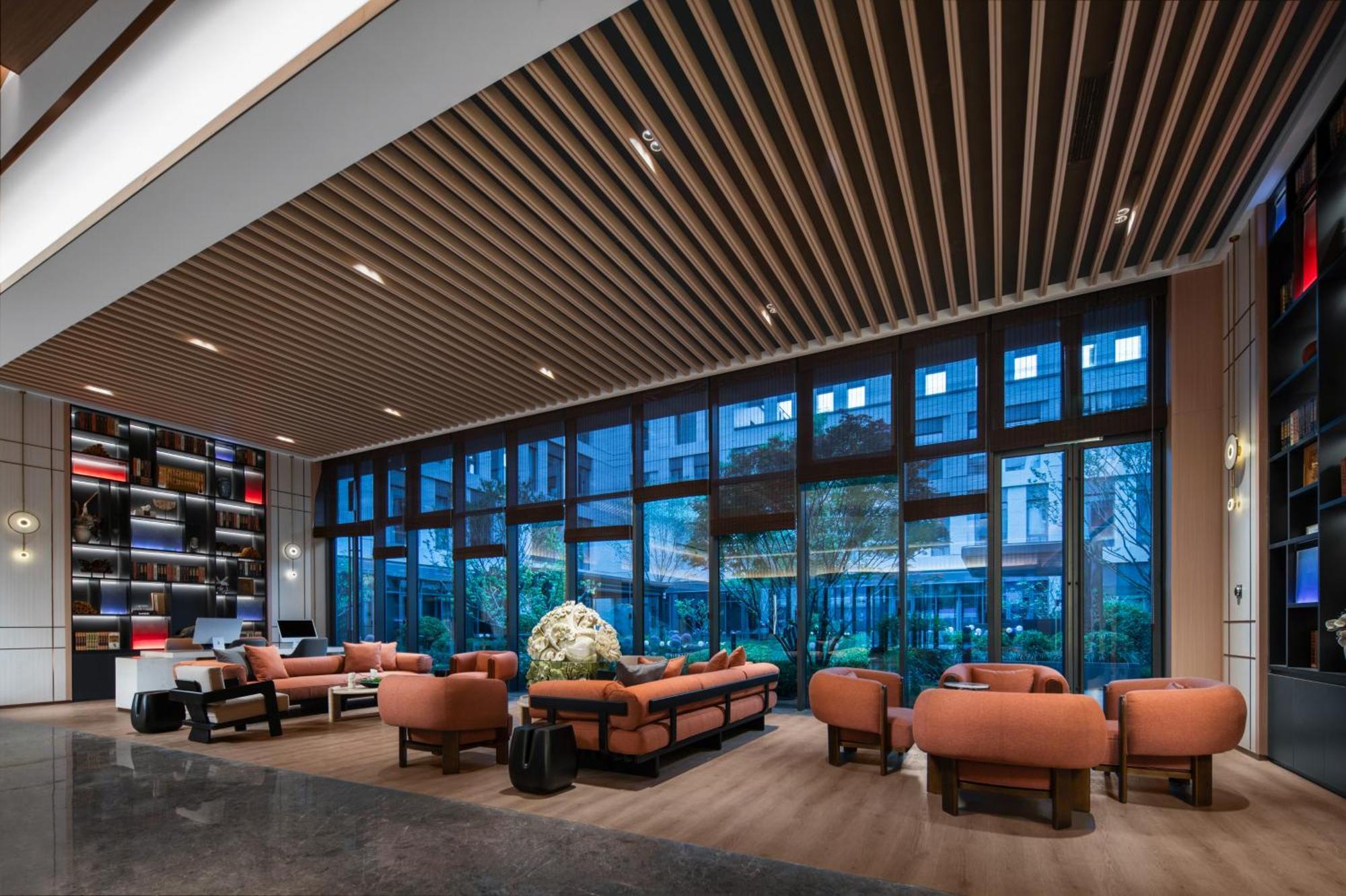 Hotel Express Zhongguancun Tech Park By Ihg L Next To Yuanmingyuan Park & Sport L Taxi 10 Minutes To Summer Palace & & Tsinghua L 20 Minutes To Badaling Great By High-speed Railway 4*