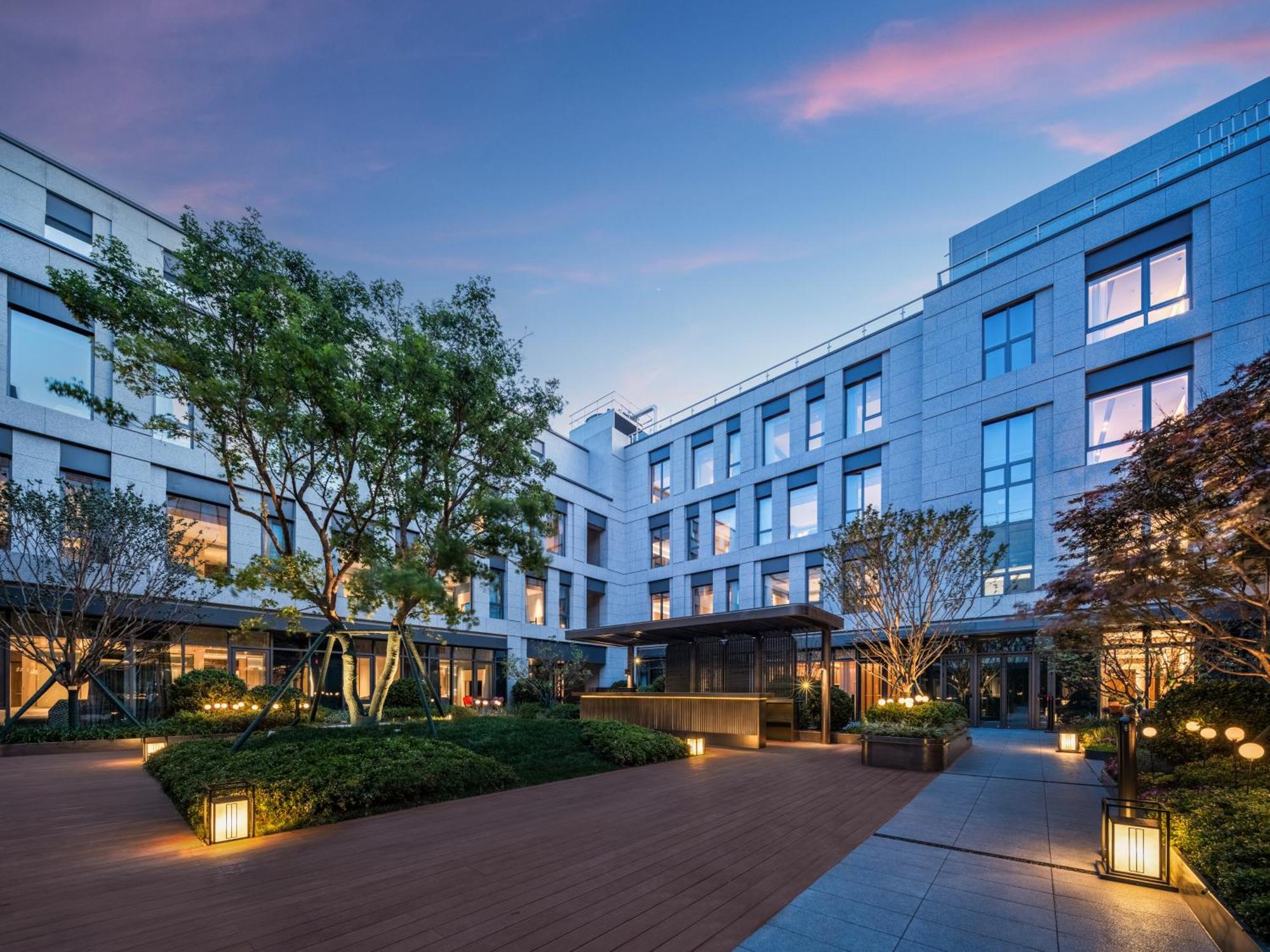 Express Zhongguancun Tech Park By Ihg L Next To Yuanmingyuan Park & Sport L Taxi 10 Minutes To Summer Palace & & Tsinghua L 20 Minutes To Badaling Great By High-speed Railway
